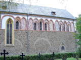 Abtei Sayn, Außenansicht der Langhausnordwand mit den mittelalterlichen Arkardenmalereien