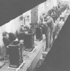 Im Jahre 1949/50 mit primitiven Mitteln modernisierte Ofenfabrik. Die Abb. zeigt eines der ersten Montagebnder fr fen