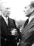 Erik Reger im Plausch mit Konrad Adenauer 1949 (10 KB)