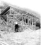 Albert Mlich vor dem Rohbau seiner von ihm selbst erbauten "Freiheitshtte" 