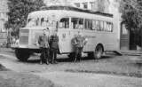 Der Bus mit damaligem Rotkreuz-Emblem, auf der Tr und der Aufschrift (auf der Seite) "DRK-Bereitschaftswagen". (ganz links=Unbekannt) Links von der Tr ist Rotkreuz-Helfer Johann Haak und rechts der Fahrer, Paul Klckner zu sehen