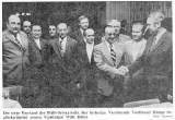 Der neue Vorstand des DGB-Ortskartells. Ferdinand Knopp beglckwnscht seinen Nachfolger Willi Bhm (6.4.1973)