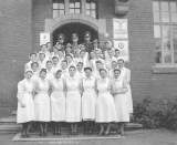 Ausgebildete Rotkreuz-Helferinnen, nach abgelegter Abschluprfung, erstmals in Dienstkleidung (1943) mit ihren Ausbilderinnen und Ausbildern.