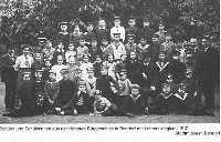 Schler und Schlerinen mit Lehrerkollegium 1912