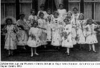 Schlerinnen der Sayner hheren Privatschule feiern Karneval, um 1913 
