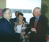 Fritz Franzen (links) erhlt aus der Hand von Willi Bhm die Ehrenmedaille (in der Mitte Frau Franzen)