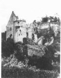 Die fälschlich als ehemaliger Wohnsitz der Ritter von Reiffenberg bezeichnete mittlere Burg der Grafen von Sayn nach einer Fotografie um die Jahrhundertwende.