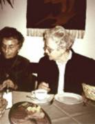 1989. Frau Lotte Schiffler mit Frau Maria Abs 