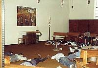 Soldaten meditieren in der Kapelle