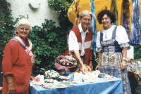 Rosemarie Kittlau (rechts im Bild) betreut mit dem Ehepaar Lang aus Hattingen  beim HDH-Jubilum einen Verkaufs-Stand