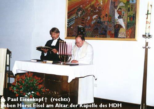 Rechts im Bild steht Paul Eisenkopf () neben Horst Eisel am Altar in der Kapelle des HDH 