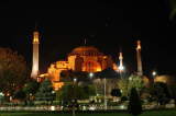 Die Hagia Sophia im heutigen Istambul, dem frheren Konstantinopel, die nach Eroberung durch die Trken 1453 zur Moschee umgestaltet wurde. Heute dient sie als Museum