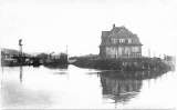 Das Schlackenhotel konnte bei dem Hochwasser von 1919 nur mit dem Nachen erreicht werden