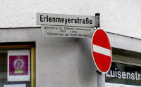 Unter dem Straenschild der Hinweis auf den berhmten Namensgeber, Dr. Albrecht Erlenmeyer
