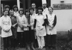 1987 Maria Baldus (vorn Mitte) mit ihrem hauswirtschaftlichen Team und dem Psychologen, Dr. Stefan Hoblea